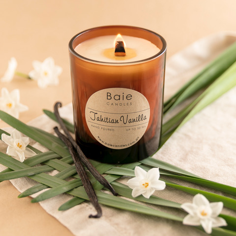 The wood wick crackles and the Amber glass glows beautifully with the warming scent of vanilla with a hint of malt and coconut.
